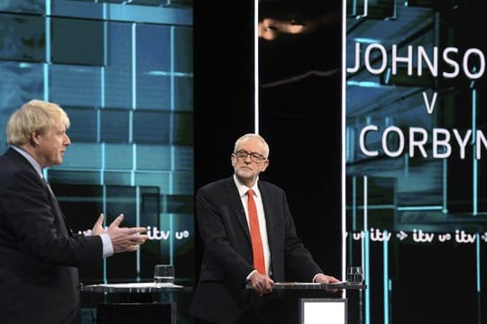 Premierminister Boris Johnson und Oppositionschef Jeremy Corbyn diskutieren während der ersten TV-Debatte im britischen Wahlkampf.