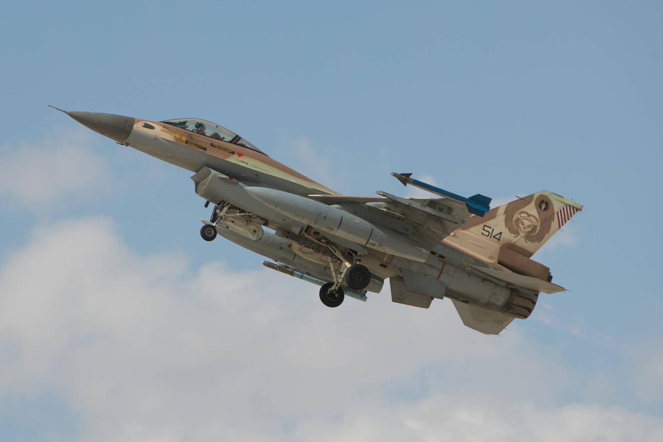 Ein Kampfjet der israelischen Luftwaffe (Archivbild): Am Samstag sollen Stellungen der Hisbollah im Libanon angegriffen worden sein.