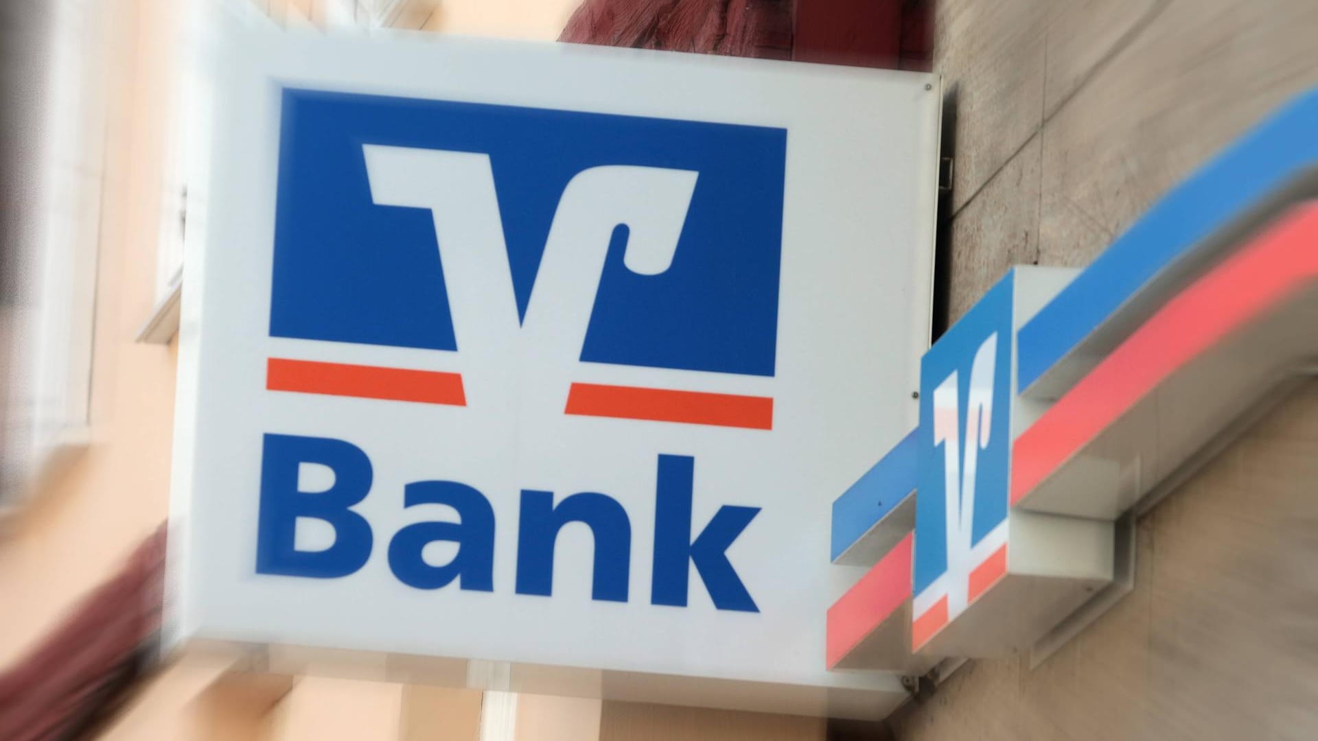 Logo der Volks- und Raiffeisenbank: Bislang waren sich Geldhäuser einig, Kleinsparer nicht mit Negativzinsen zu belasten. Logo der Volks- und Raiffeisenbank: Bislang waren sich Geldhäuser einig, Kleinsparer nicht mit Negativzinsen zu belasten.