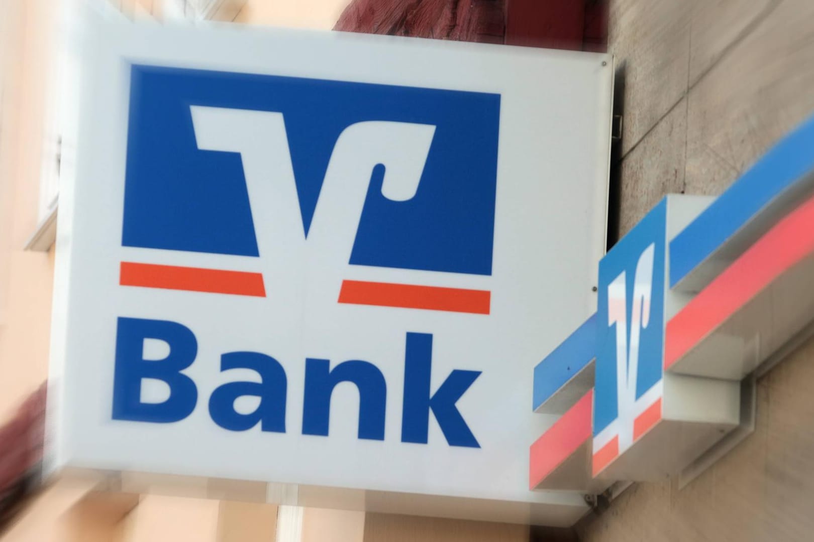Logo der Volks- und Raiffeisenbank: Bislang waren sich Geldhäuser einig, Kleinsparer nicht mit Negativzinsen zu belasten. Logo der Volks- und Raiffeisenbank: Bislang waren sich Geldhäuser einig, Kleinsparer nicht mit Negativzinsen zu belasten.