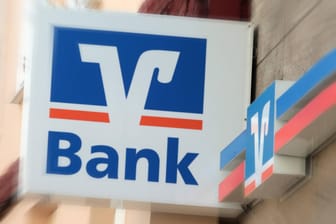 Logo der Volks- und Raiffeisenbank: Bislang waren sich Geldhäuser einig, Kleinsparer nicht mit Negativzinsen zu belasten.