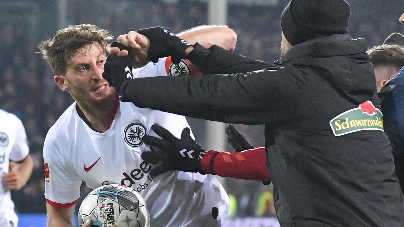 David Abraham (Eintracht Frankfurt) nach seinem Bodycheck an Freiburg-Coach Christian Streich: Der Kapitän ist nun für sieben Wochen gesperrt.