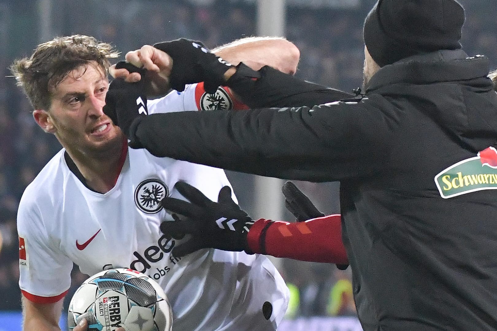 David Abraham (Eintracht Frankfurt) nach seinem Bodycheck an Freiburg-Coach Christian Streich: Der Kapitän ist nun für sieben Wochen gesperrt.