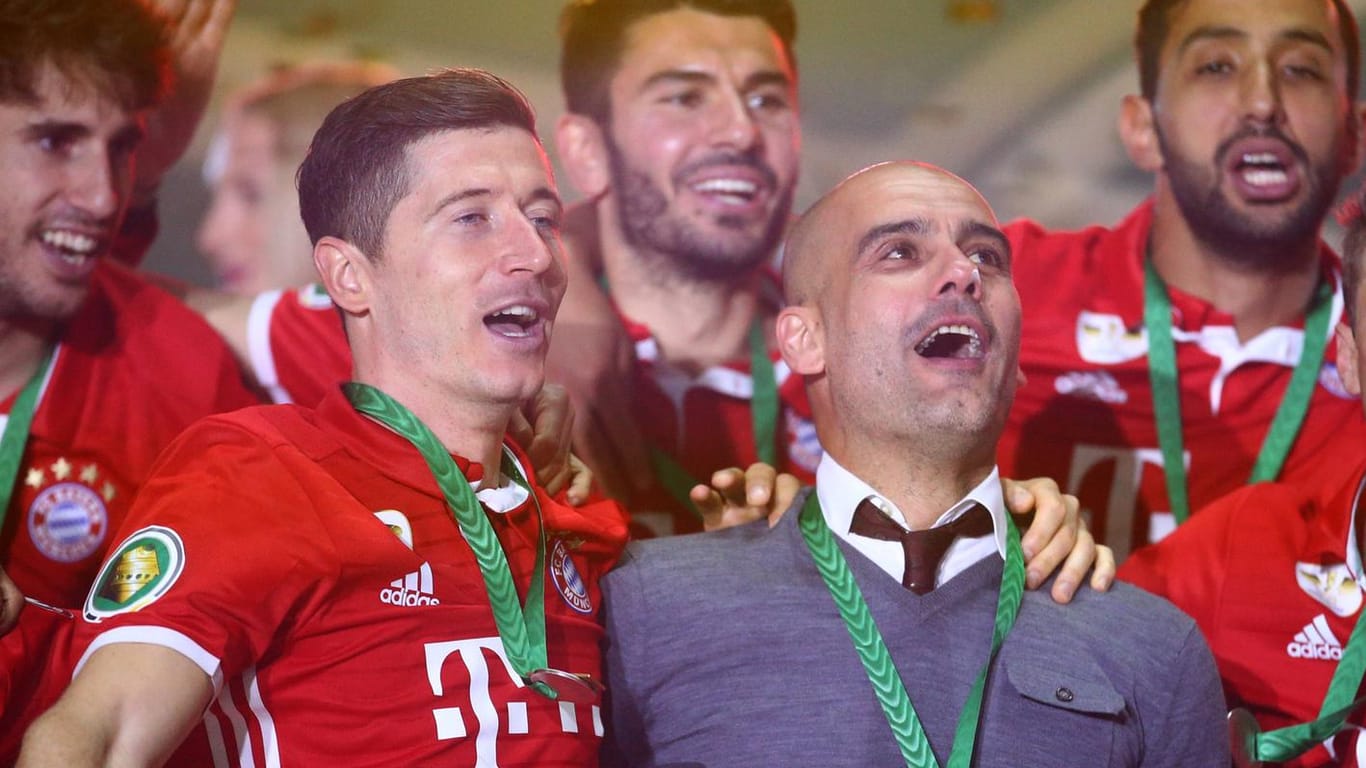 Ehemalige Weggefährten bei den Bayern: Robert Lewandowski (l.) und Pep Guardiola (r.) beim DFB-Pokalsieg 2016.