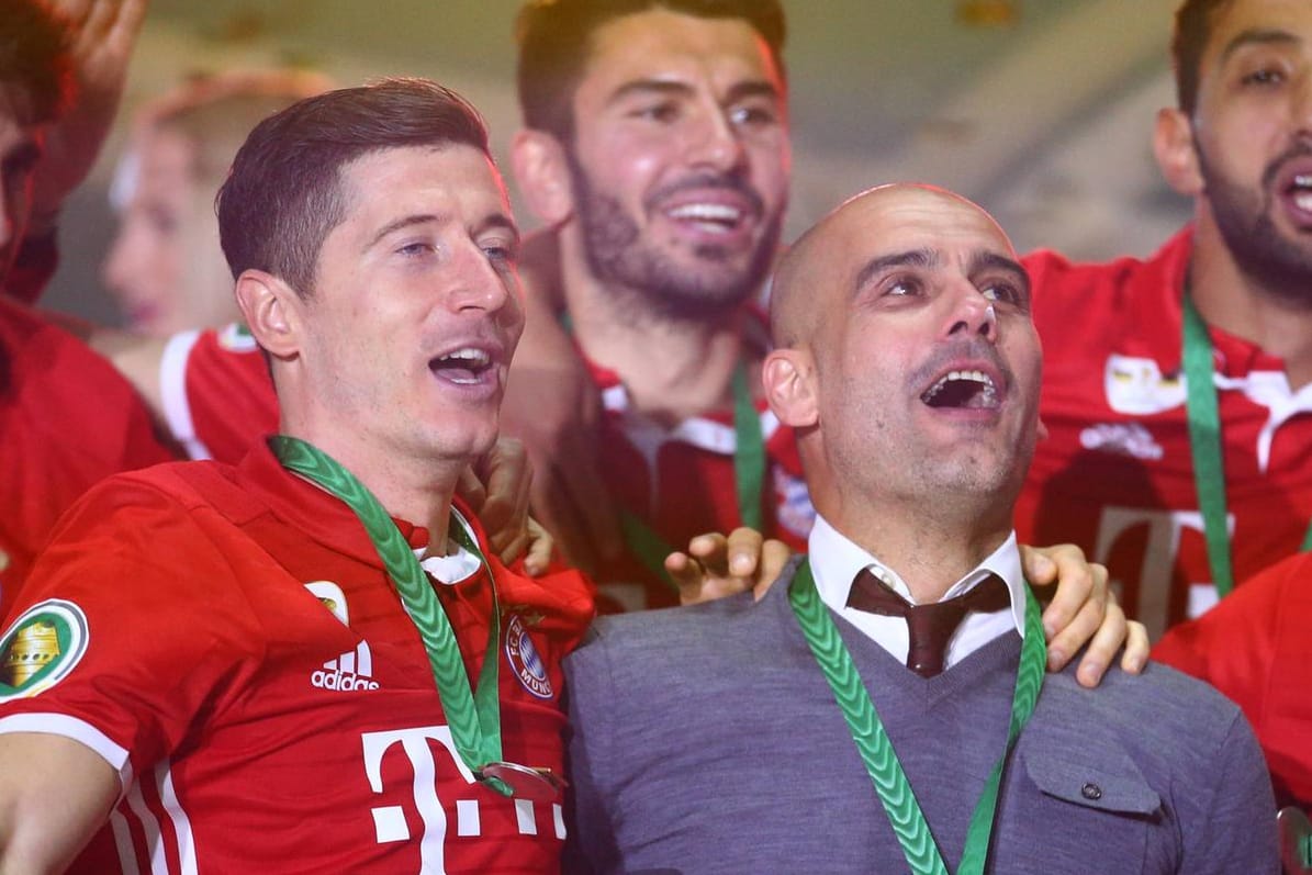 Ehemalige Weggefährten bei den Bayern: Robert Lewandowski (l.) und Pep Guardiola (r.) beim DFB-Pokalsieg 2016.