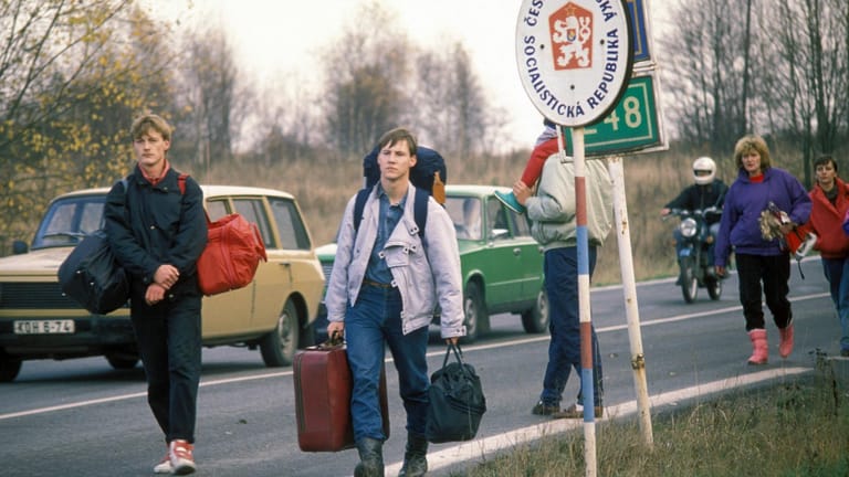DDR Flüchtlinge zu Fuß an der deutsch tschechischen Grenze
