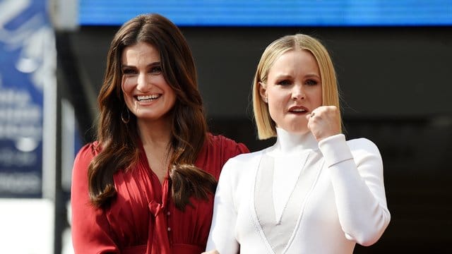 Die Schauspielerinnen Idina Menzel (l) und Kristen Bell auf dem Hollywood Walk of Fame.