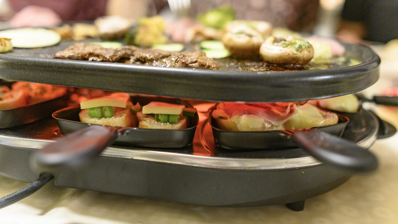 Ein Raclette: Auf der Platte wird gegrillt, in den Pfännchen raclettiert – beide Diszplinen beherrschen laut Stiftung Warentest nur wenige Raclettes gleich gut.