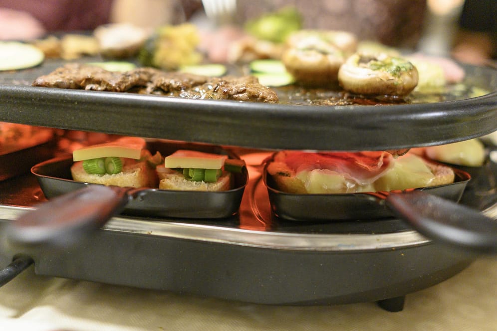 Ein Raclette: Auf der Platte wird gegrillt, in den Pfännchen raclettiert – beide Diszplinen beherrschen laut Stiftung Warentest nur wenige Raclettes gleich gut.