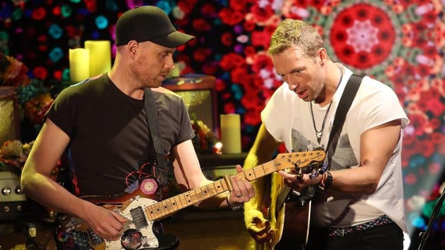 Chris Martin (r) and Jonny Buckland von Coldplay 2016 im italienischen Fernsehen.