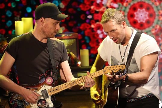 Chris Martin (r) and Jonny Buckland von Coldplay 2016 im italienischen Fernsehen.