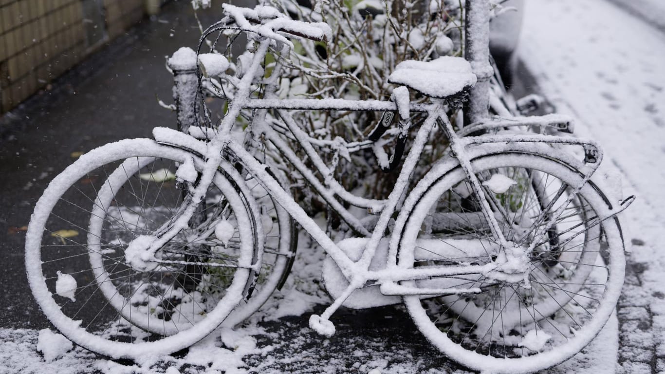 Zugeschneite Fahrräder in Bonn: Das Rad während des Weihnachtsmarktes abzustellen, ist laut ADFC schwierig.