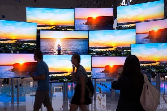 Fernsehgeräte: Bei der Suche nach einem neuen Fernseher sollten Kunden die Preise im Laden mit denen im Internet genau vergleichen.