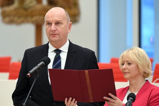 In Potsdam spricht Dietmar Woidke neben Landtagspräsidentin Ulrike Liedtke den Amtseid.