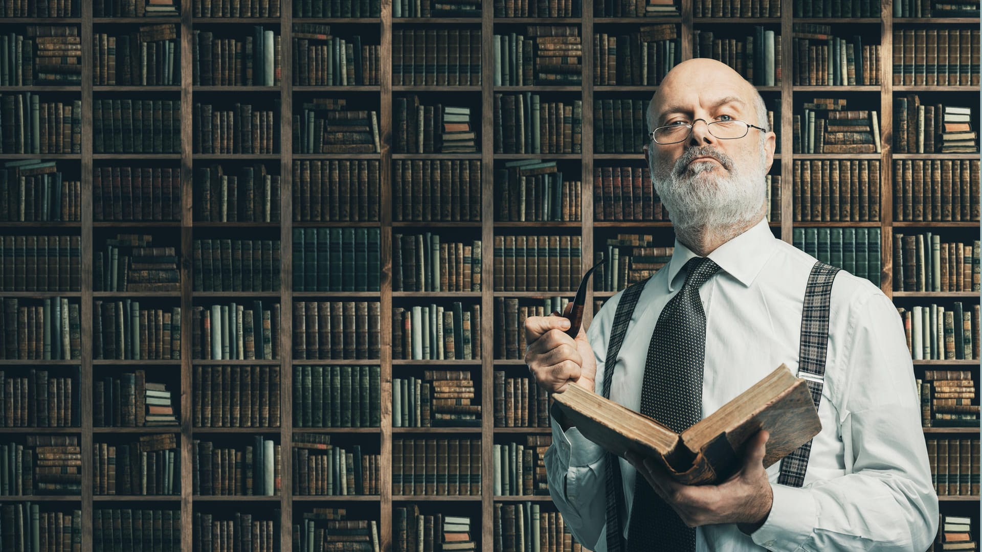 Ein Mann hält eine Pfeffe und ein Buch in der Hand