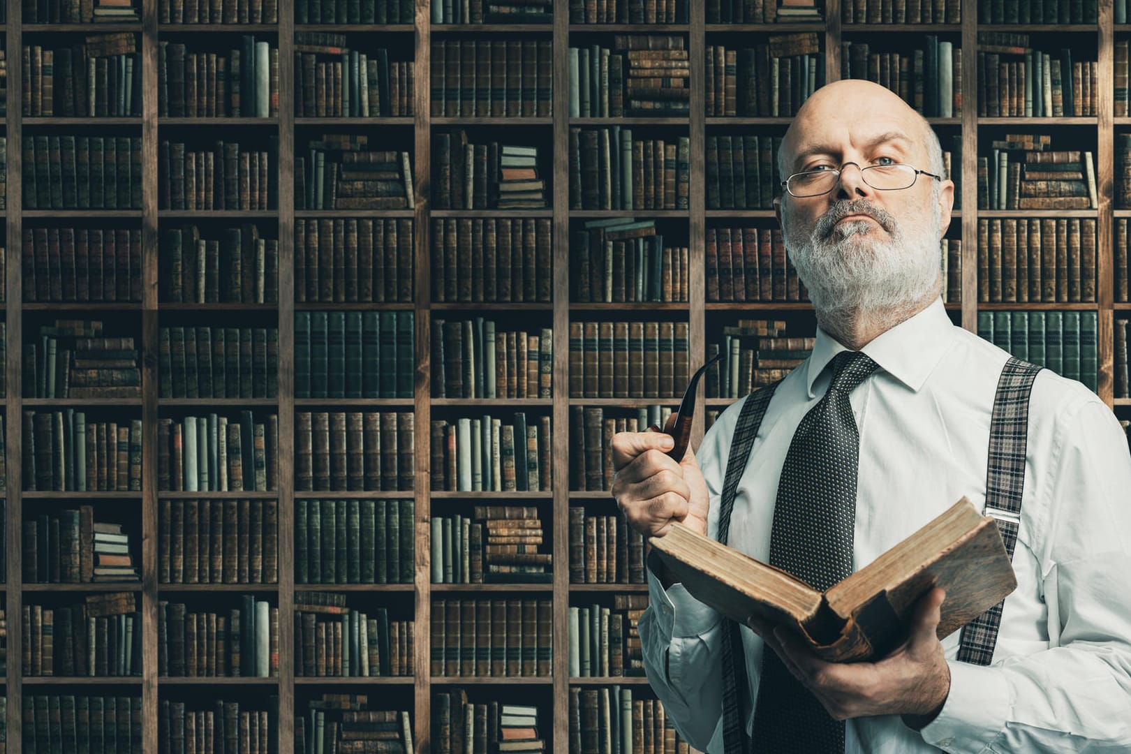 Ein Mann hält eine Pfeffe und ein Buch in der Hand