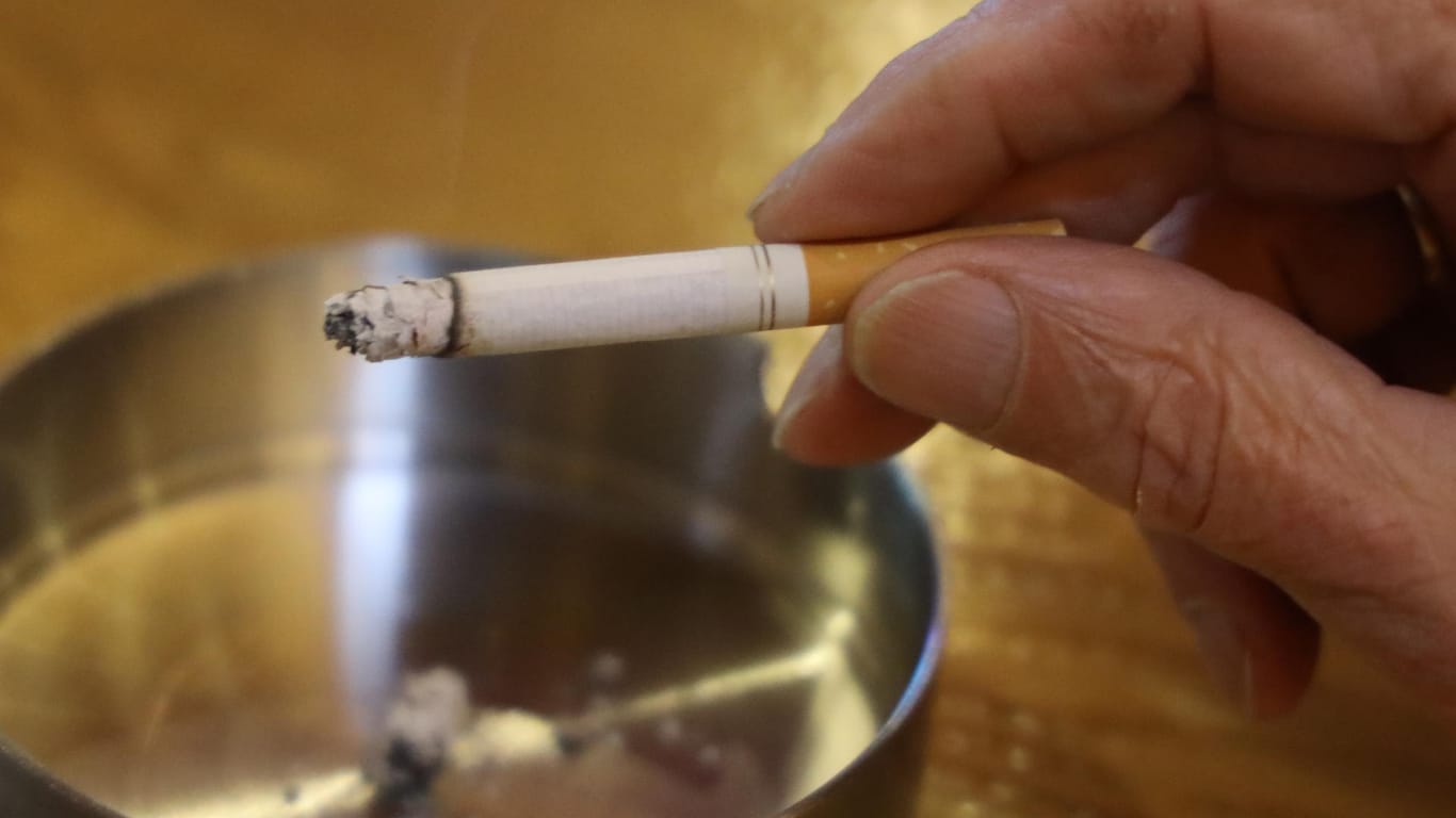 Eine Zigarette: Wer in Griechenland in Kindergärten beim Rauchen erwischt wird, soll bis zu 200 Euro zahlen.