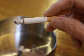 Eine Zigarette: Wer in Griechenland in Kindergärten beim Rauchen erwischt wird, soll bis zu 200 Euro zahlen.