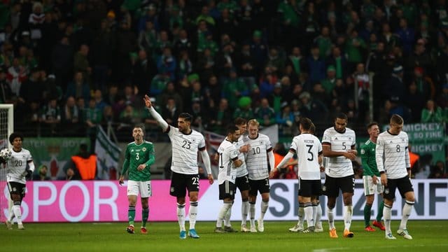Neben der Freude über das EM-Ticket gibt es auch noch Geld: Die Nationalspieler erhlaten vom DFB eine Prämie. Neben der Freude über das EM-Ticket gibt es auch noch Geld: Die Nationalspieler erhlaten vom DFB eine Prämie.