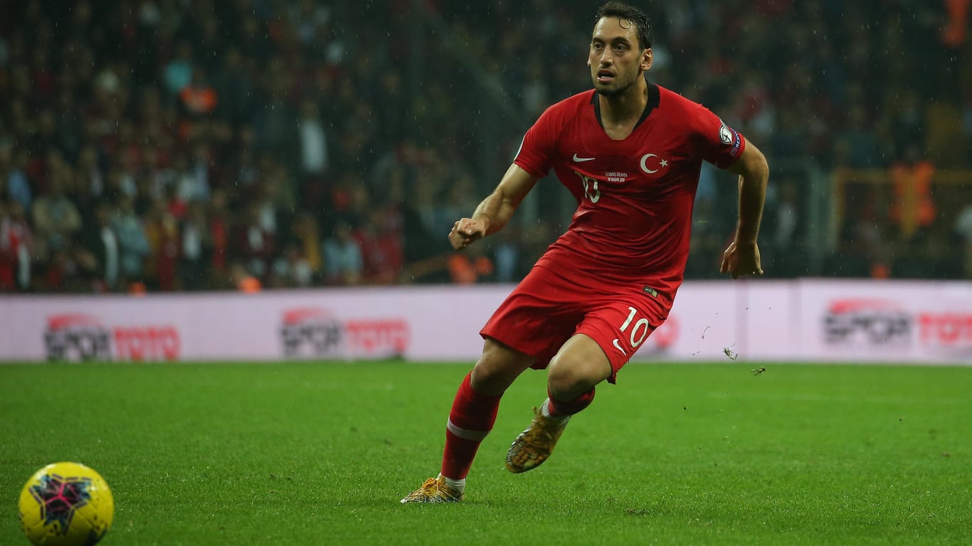 Hakan Calhanoglu in der EM-Qualifikation für die türkische Nationalmannschaft: Der AC Mailand-Star könnte sich eine Zukunft beim BVB vorstellen.