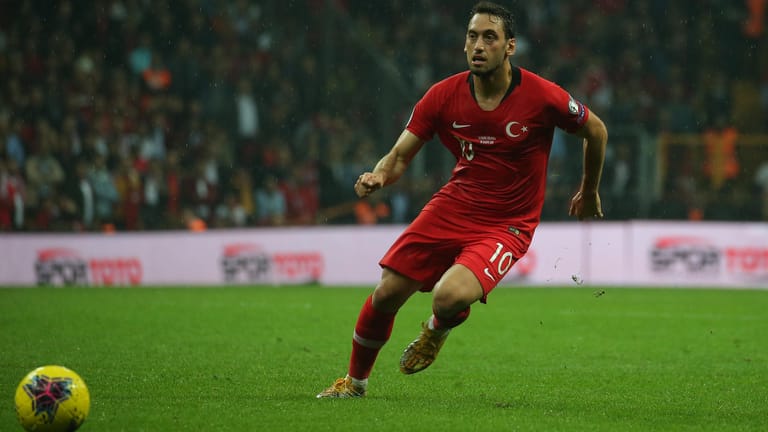 Hakan Calhanoglu in der EM-Qualifikation für die türkische Nationalmannschaft: Der AC Mailand-Star könnte sich eine Zukunft beim BVB vorstellen.