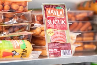 Yayla ist ein Hersteller von Fleischprodukten, die gemäß islamischen Vorgaben hergestellt wurden, also "halal" sind.