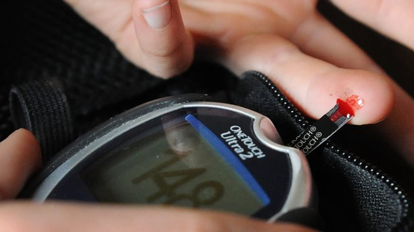 Verkehrsrisiken vermeiden: Experten raten Diabetikern, vor jeder Autofahrt einmal den Blutzucker zu messen.