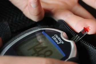Verkehrsrisiken vermeiden: Experten raten Diabetikern, vor jeder Autofahrt einmal den Blutzucker zu messen.