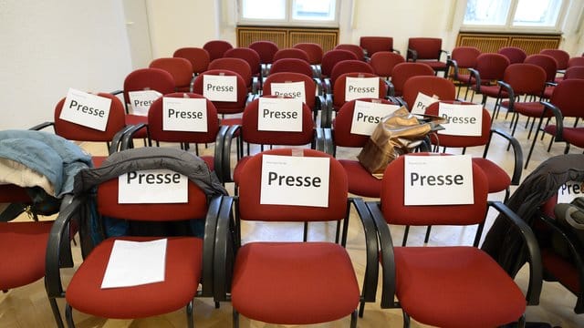 Mehrere schwerkranke Patienten klagen gegen das Bundesinstitut für Arzneimittel und Medizinprodukte, das ihre Anträge auf den Erwerb eines Betäubungsmittels zum Zweck der Selbsttötung abgelehnt hat. Mehrere schwerkranke Patienten klagen gegen das Bundesinstitut für Arzneimittel und Medizinprodukte, das ihre Anträge auf den Erwerb eines Betäubungsmittels zum Zweck der Selbsttötung abgelehnt hat.