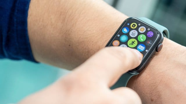 Smartwatches sind theoretisch kleine Alleskönner - aber nur zwei Modelle, darunter die Apple Watch Series 5 (im Bild), erfassten fast alles korrekt.