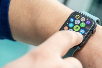 Smartwatches sind theoretisch kleine Alleskönner - aber nur zwei Modelle, darunter die Apple Watch Series 5 (im Bild), erfassten fast alles korrekt.