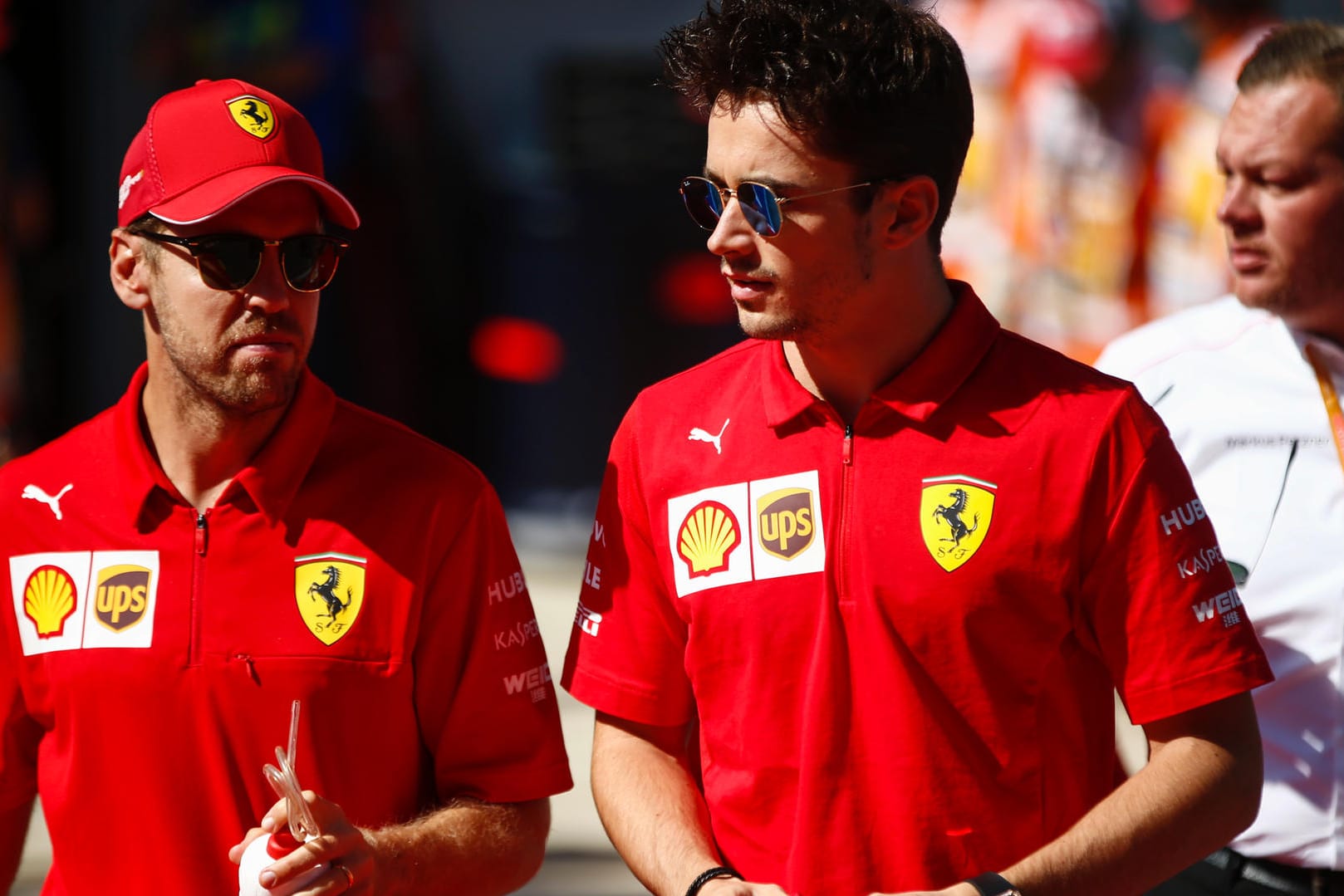 Tragen bereits die ganze Saison einen teaminternen Kampf aus: Sebastian Vettel (l.) und Charles Leclerc (r.).