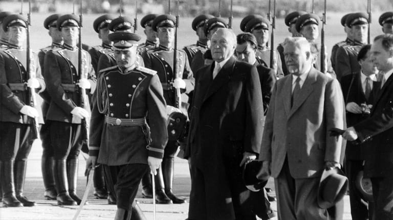 Konrad Adenauer (m.) und der sowjetische Ministerpräsident Nikolai Bulganin (r. v.): In Moskau erreichte der Bundeskanzler 1955 die Freilassung der letzten deutschen Kriegsgefangenen.