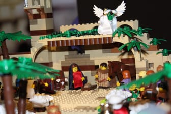 Figuren aus Lego: Die Ausstellung "Die Welt der kleinen Steine" erzählt die Weihnachtsgeschichte neu.