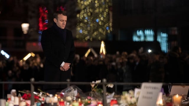 Frankreichs Präsident Macron gedenkt der Opfer des islamistisch motivierten Anschlags in Straßburg im Dezember 2018. Frankreichs Präsident Macron gedenkt der Opfer des islamistisch motivierten Anschlags in Straßburg im Dezember 2018.