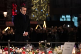 Frankreichs Präsident Macron gedenkt der Opfer des islamistisch motivierten Anschlags in Straßburg im Dezember 2018.
