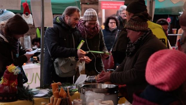 Fairer und nachhaltiger Adventsmarkt in Erfurt: In festlicher Atmosphäre findet dieser im Chor der Kirche statt.