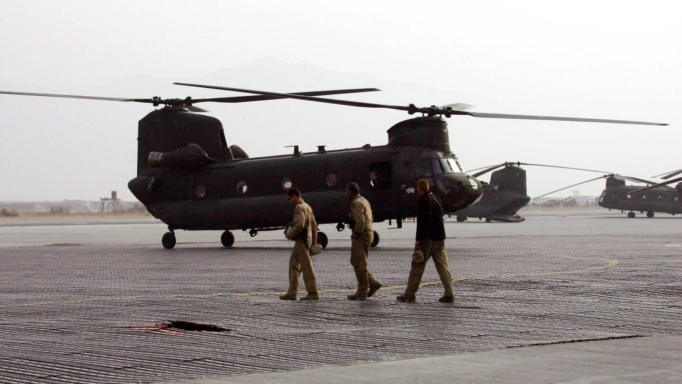 Amerikanischer Chinook Transporthelikopter in Afghanistan (Symbolbild): Zwei US-Soldaten sterben bei einem Hubschrauberabsturz.