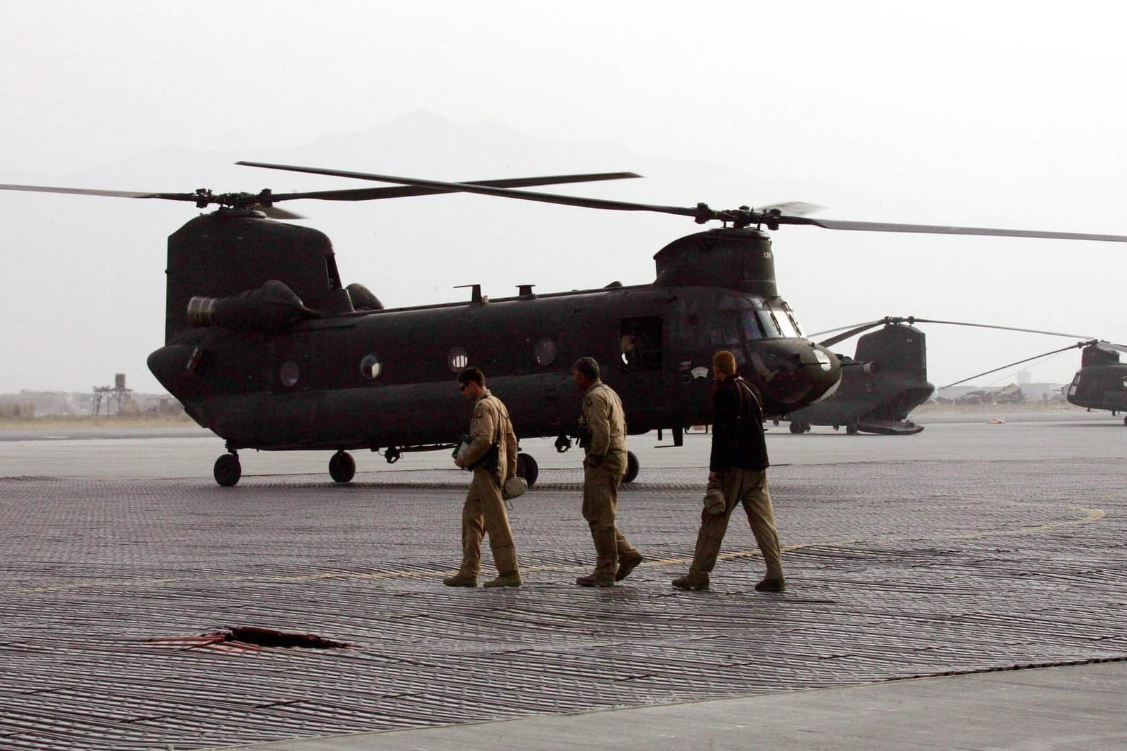 Amerikanischer Chinook Transporthelikopter in Afghanistan (Symbolbild): Zwei US-Soldaten sterben bei einem Hubschrauberabsturz.