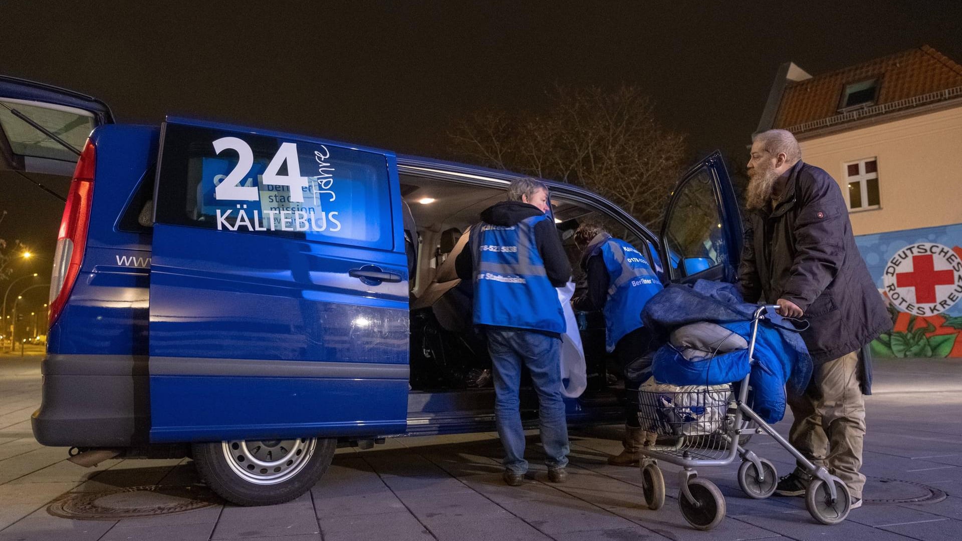 Mitarbeiter helfen Obdachlosen in den Berliner Kältebus: Matthias und Leonie von der Berliner Stadtmission bringen in der Nacht einen Obdachlosen in die Kältenotübernachtung.