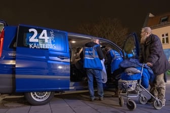 Mitarbeiter helfen Obdachlosen in den Berliner Kältebus: Matthias und Leonie von der Berliner Stadtmission bringen in der Nacht einen Obdachlosen in die Kältenotübernachtung.