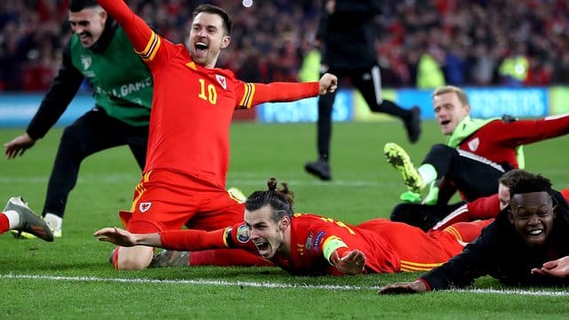 Bei den Madrilenen unten durch: Gareth Bale (M) jubelt mit seinem walisischen Mitspieler Aaron Ramsey (l). Bei den Madrilenen unten durch: Gareth Bale (M) jubelt mit seinem walisischen Mitspieler Aaron Ramsey (l).