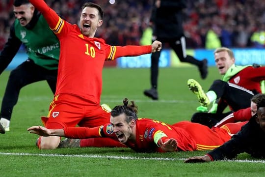 Bei den Madrilenen unten durch: Gareth Bale (M) jubelt mit seinem walisischen Mitspieler Aaron Ramsey (l).