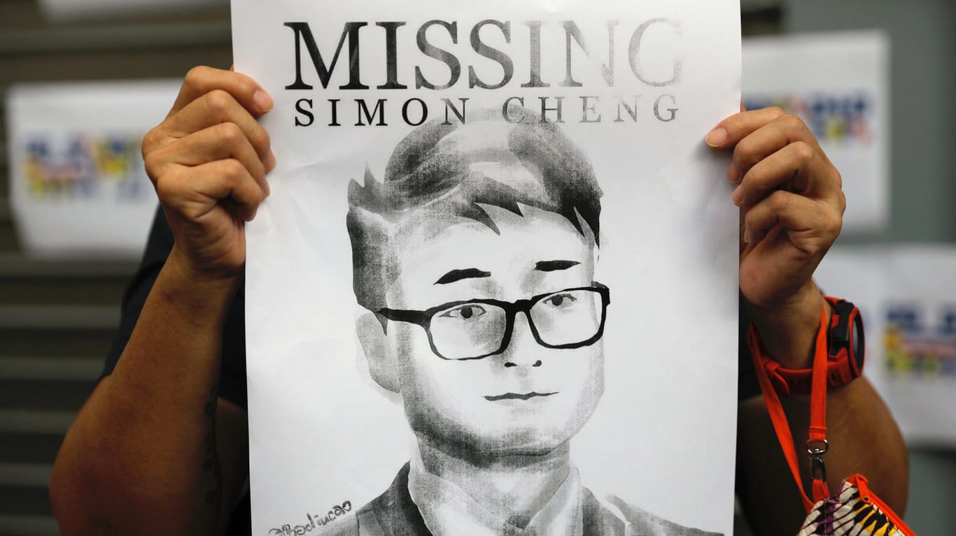 Ein Demonstrant hält im August ein Plakat von Simon Cheng Man-Kit hoch: Der 29-Jährige wurde während einer Geschäftsreise nach China inhaftiert.