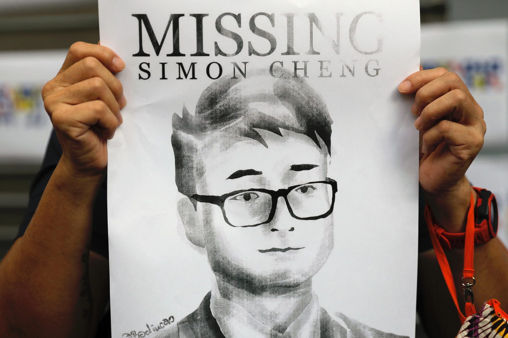 Ein Demonstrant hält im August ein Plakat von Simon Cheng Man-Kit hoch: Der 29-Jährige wurde während einer Geschäftsreise nach China inhaftiert.