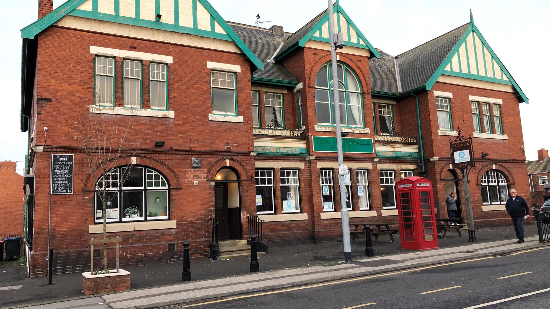 Der Hardwick-Hotel-Pub in Blackhall Colliery: In dem britischen Bergbau-Dorf liegen immer wieder Geldbündel auf der Straße.