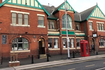 Der Hardwick-Hotel-Pub in Blackhall Colliery: In dem britischen Bergbau-Dorf liegen immer wieder Geldbündel auf der Straße.