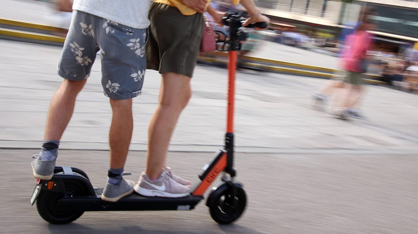 Zwei Männer fahren auf einem Circ E-Scooter.