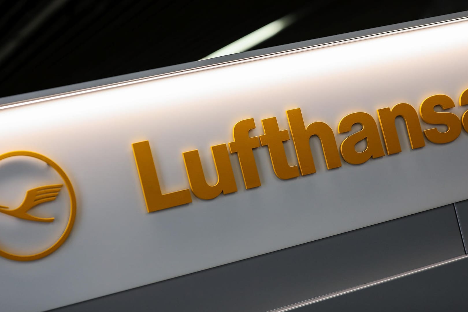 Lufthansa-Logo: Im Tarifstreik setzt die Gewerkschaft nun eine neue Frist für den Fluganbieter. Lufthansa-Logo: Im Tarifstreik setzt die Gewerkschaft nun eine neue Frist für den Fluganbieter.