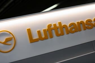 Lufthansa-Logo: Im Tarifstreik setzt die Gewerkschaft nun eine neue Frist für den Fluganbieter.